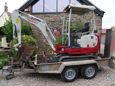 TAKEUCHI TB216 MINI DIGGER, EXCAVATOR, 3 buckets & hitch, expanding tracks