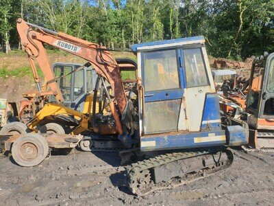 Kubota KH101 mini Digger Excavator dismantling for parts Hyd filter housing