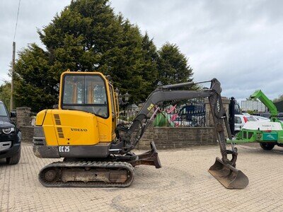 VOLVO EC25 EXCAVATOR TRACKED MACHINE 2.5 TON MACHINE